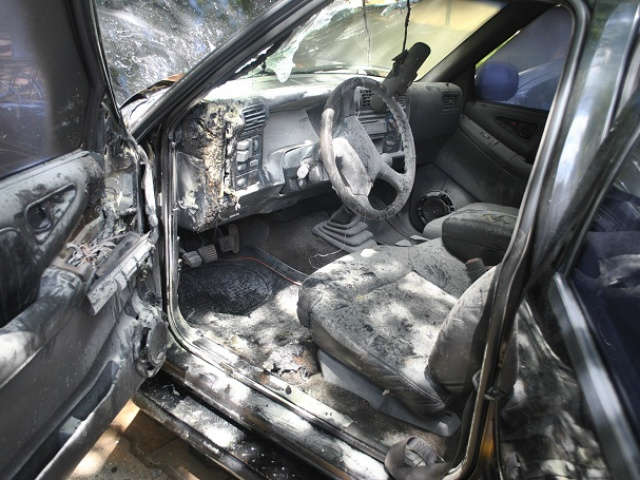  Em Nova Andradina, ve&iacute;culo pega fogo no meio da rua 