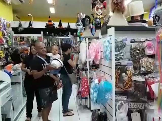 S&aacute;bado tem &lsquo;correria&rsquo; em busca das fantasias no com&eacute;rcio