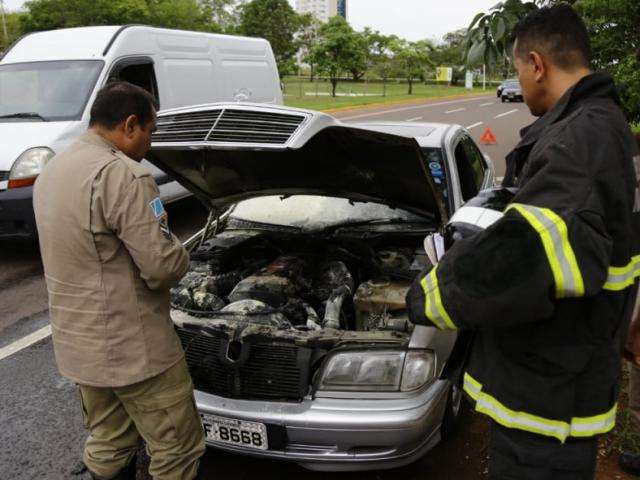 Carro sofre pane el&eacute;trica e motor fica destru&iacute;do ap&oacute;s pegar fogo