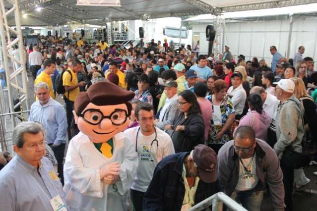 Caravana da Sa&uacute;de atende 4 mil pessoas e refor&ccedil;a combate a mosquito