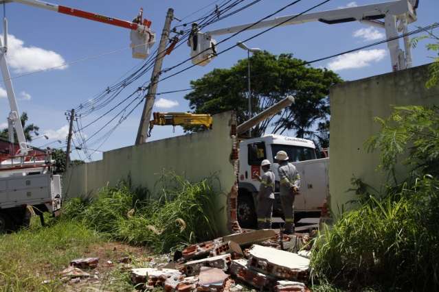 Motorista perde controle de caminhonete e destrói muro e poste na