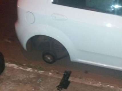 Funcionário de UPA tem roda de carro furtada e questiona segurança