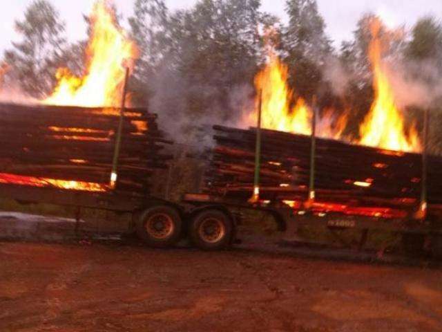 Fogo atinge carreta com madeira na BR-158 e chamas s&atilde;o contidas ap&oacute;s duas horas 