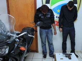 Foram presos Jeferson Luiz Nogueira da Paixão e Ailton Ferreira de Andrade, e apreendidas moto e arma, usadas no crime. (Foto: Marina Pacheco)