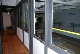 Bandidos explodiram caixas eletrônicos de agência do Banco do Brasil na madrugada de hoje (Foto: Aral Moreira News/