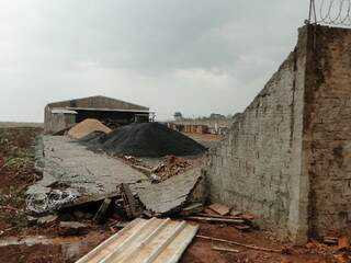 Muro de depósito para material de construção também não resistiu a chuva e aos ventos (Foto: Repórter News)