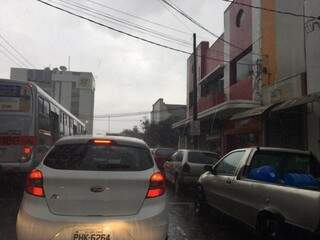 Chuva na região central da Capital deixou o trânsito complicado. (Foto: Guilherme Henri)