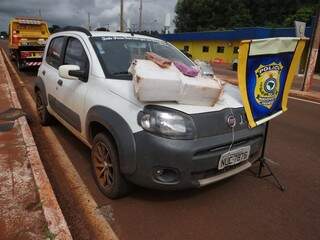Fiat Uno apreendido pela PRF após ocupantes furarem bloqueio na BR-163 em Dourados (Foto: Osvaldo Duarte/Dourados News)