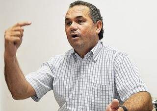 Moacyr Almeida afirma que se não receber irá cancelar o serviço de transporte dos universitários de Sidrolândia (Foto: Região News)