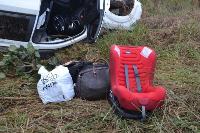 Motorista perde controle e capota na BR-163; tr&ecirc;s pessoas ficam feridas