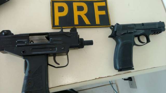 Pol&iacute;cia apreende S10 roubada com 500 kg de maconha e armas autom&aacute;ticas