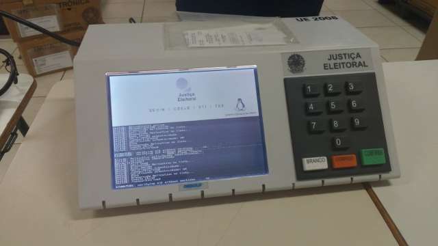 Urnas eletr&ocirc;nicas come&ccedil;am a ser preparadas para o segundo turno