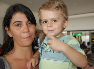 Filipe, com a mãe, no dia da viagem aos Estados Unidos. (Foto: Simão Nogueira)
