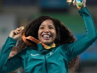 Silvânia mostrando a medalha de ouro conquistada nos Jogos Paralímpicos Rio 2016 (Foto: Reprodução/ Facebook)
