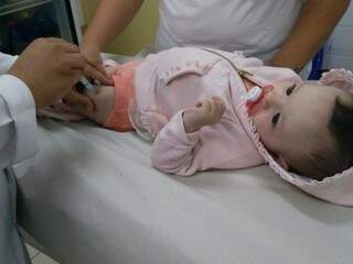 Bebê sendo vacinada em unidade de saúde da Capital. (Foto: Divulgação)  