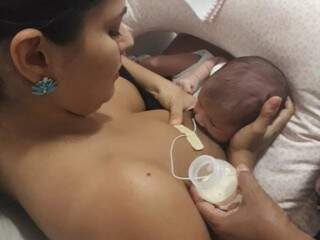 Carla, Clara e a translactação, técnica em que o bebê mama o peito e também o leite materno através de uma sonda. (Foto: Arquivo Pessoal)
