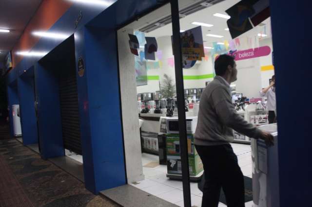 Com&eacute;rcios fecham as portas ao avistarem manifesta&ccedil;&atilde;o no Centro