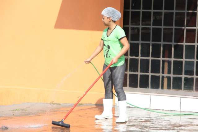 Veranico faz consumo de &aacute;gua chegar a 216 milh&otilde;es de litros por dia