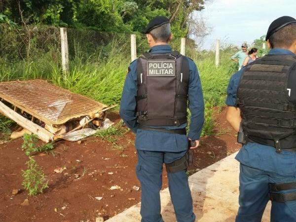 Pol&iacute;cia tem suspeito de matar homem encontrado embaixo de cama na rua