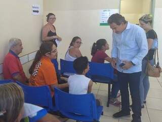 Marquinhos Trad conversa com pacientes na UPA Vila Almeida: espera de mais de uma hora por atendimento (Foto: Mayara Bueno)