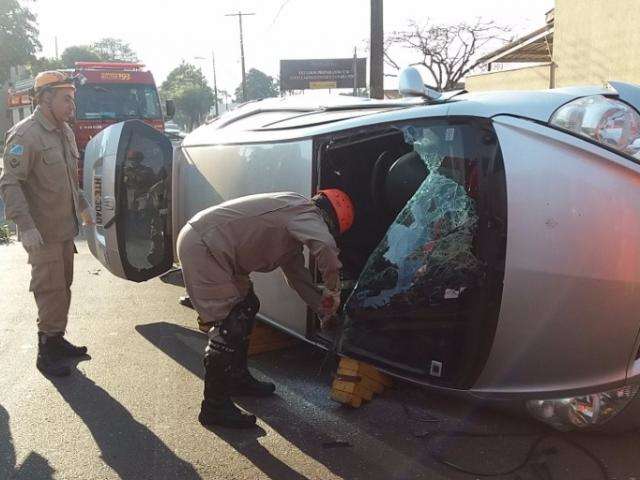 Honda Fit capota ap&oacute;s colis&atilde;o em cruzamento e duas mulheres ficam feridas