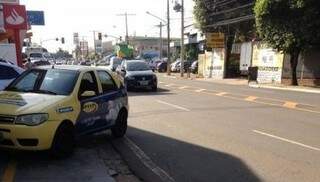 Proibido h&aacute; 5 anos, estacionamento irregular &eacute; rotina na Rua Cear&aacute;