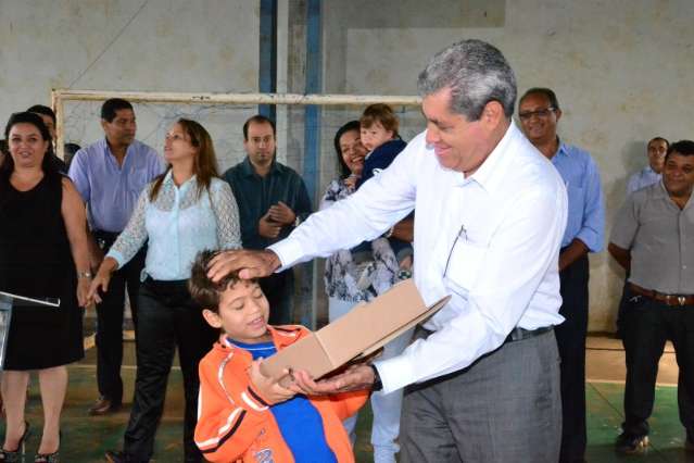 Na entrega de kits, Andr&eacute; aconselha pais a acompanhar filho nos estudos