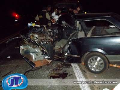 Rapaz de 22 anos morre em colis&atilde;o de carreta com carro na BR-158 