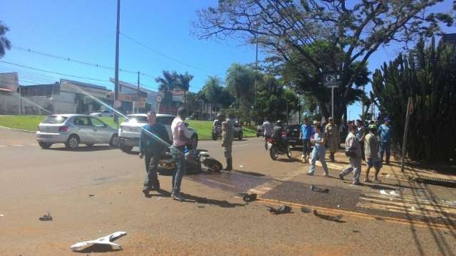 Acidente entre carro e moto deixa uma pessoa ferida na Afonso Pena 