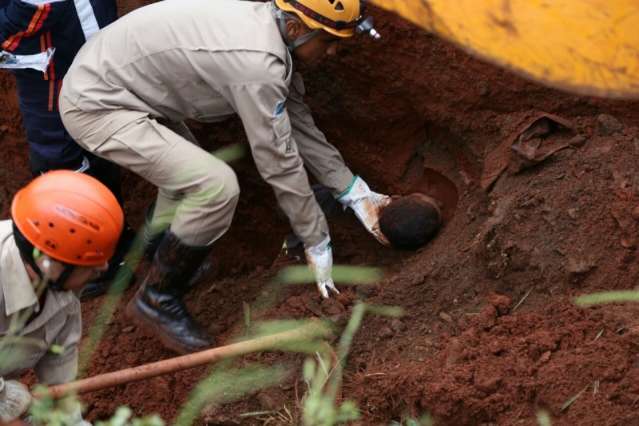 Morre oper&aacute;rio que ficou soterrado em obra de rede de esgoto no Oliveira