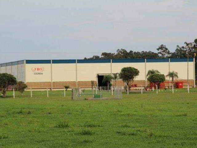 Unidade da JBS em MS que produz couros demite 40 funcion&aacute;rios