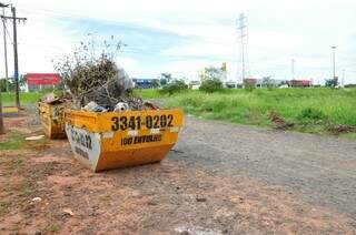 Caçamba de empresas e residências são aproveitadas por quem passa para depositar lixo (Foto: Lucinao Muta)