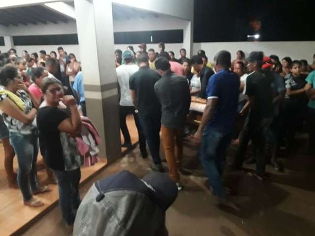 M&atilde;e e filha mortas a facadas s&atilde;o veladas em capela de Rio Brilhante 