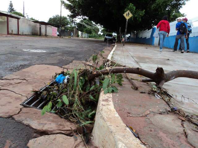  Depois da chuva, entulhos invadem ruas do Maria Aparecida Pedrossian
