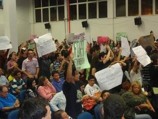 Com cartazes, assentados e estudantes lotaram auditório da Câmara (Foto: Dourados Agora)
