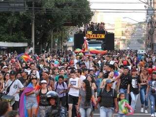Cerca de 15 mil pessoas fizeram parte da festa que foi a Parada da Cidadania LGBT em Campo Grande. (Foto: Saul Schram)