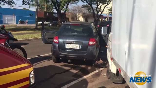Acidente na Afonso Pena deixa condutora de ve&iacute;culo de passeio ferida