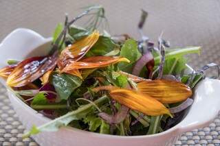 Salada com flores comestíveis. (Foto: Elis Regina)