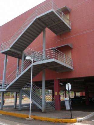 Jovem tem ferimentos graves ao se jogar de escadaria de shopping 