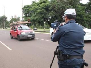 Policial usando radar móvel para monitorar trânsito. (Foto: Marcos Ermínio)