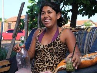 Mariana diz que vive na base da gambiarra e ri da situação. (Foto: Marcos Ermínio)