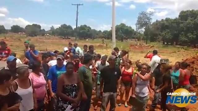 Fam&iacute;lias que invadiram terreno est&atilde;o h&aacute; uma d&eacute;cada na fila da Emha