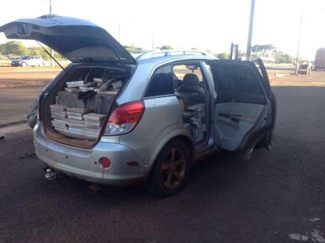 Motorista tenta fugir, mas &eacute; preso com mais de 700 kg de maconha em carro