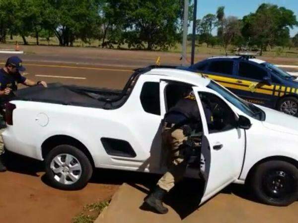 Traficante esquece tablete de maconha em fundo falso e &eacute; descoberto 