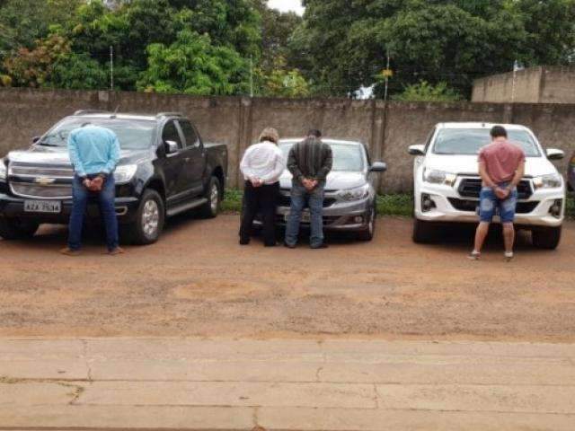 Quatro s&atilde;o presos enquanto levavam camionetes roubadas para a Bol&iacute;via 