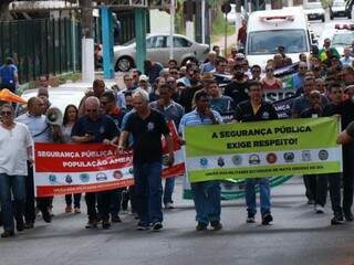 Policiais militares e bombeiros saíram do Comando-Geral da PM e caminharam até o prédio da governadoria. (Foto: Henrique Kawaminami)