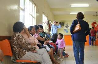 Apesar de não haver surto da gripe suína em MS, pessoas continuam &#039;amargando&#039; em filas à espera da imunização (Foto: Alcides Neto)