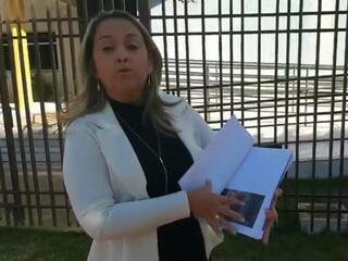 Vereadora em frente ao prédio do Ministério Público com denúncia em mãos (Foto: Reprodução/Facebook)
