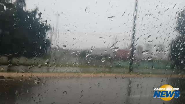 Chuva esvazia as ruas, alivia o calor&atilde;o e pode permanecer at&eacute; o meio da semana