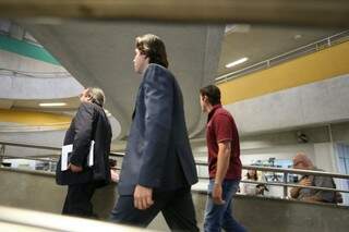 Acusado de agressão chegou ao Fórum  acompanhado de dois advogados (Foto: Marcelo  Victor)